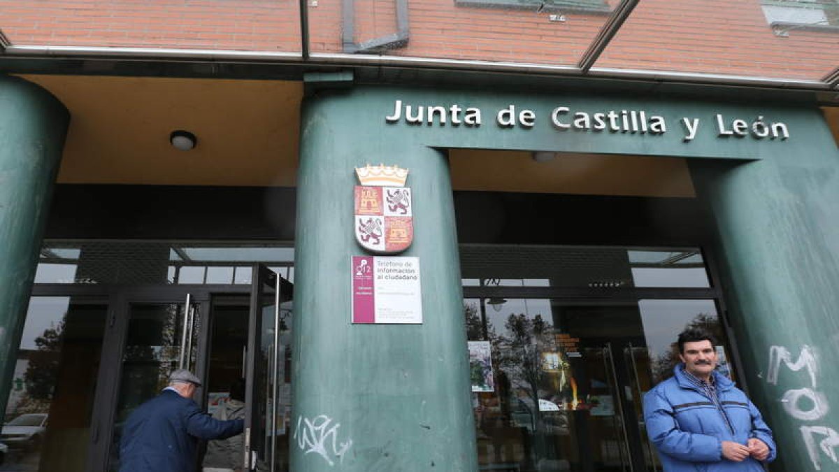 Por la sede de la Junta en Ponferrada pasan a diario numerosas personas para hacer trámites. de la mata