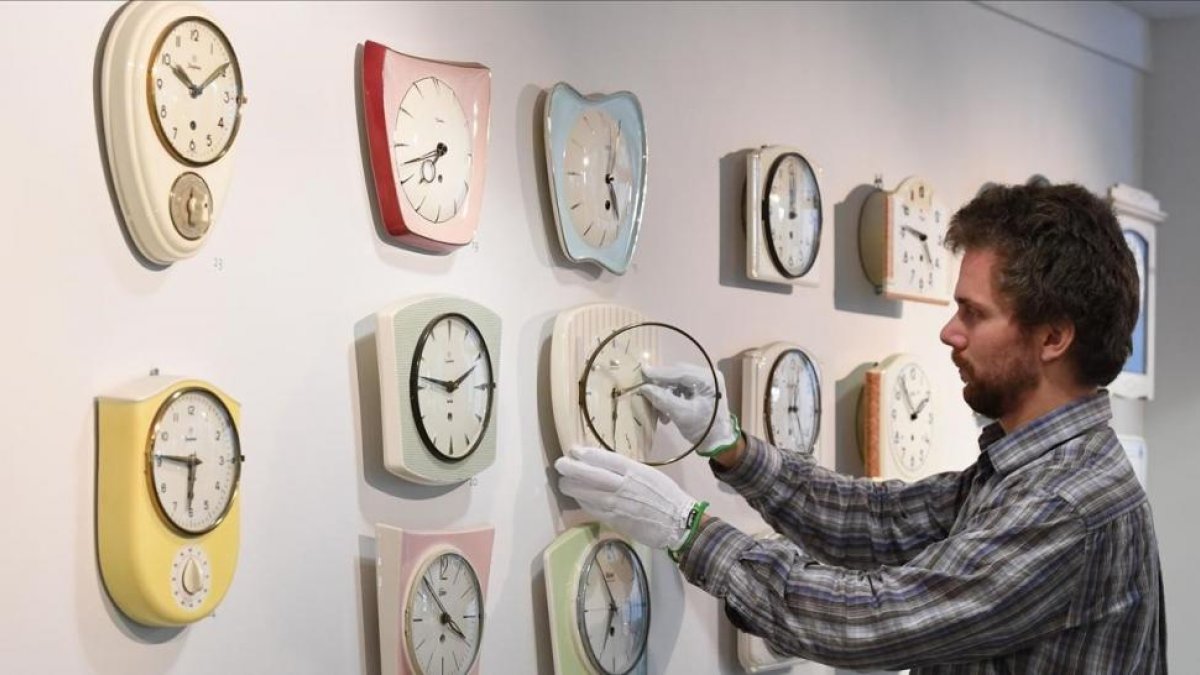 Un técnico ajusta los relojes en el Museo del Reloj de Furtwangen (Alemania).
