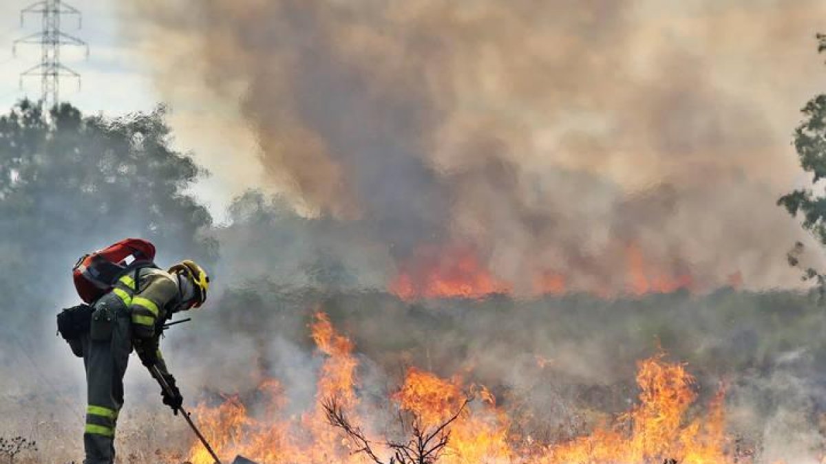 Labores de extinción del nuevo fuego declarado en Oteruelo.