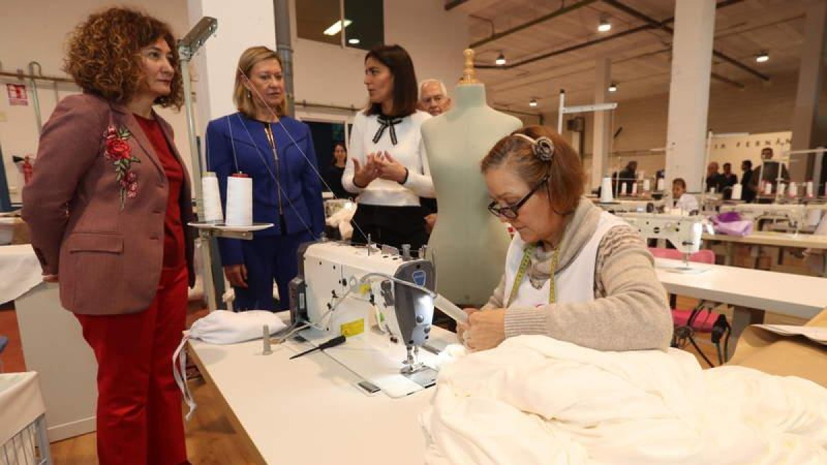 La alcaldesa Gloria Fernández Merayo, la consejera Pilar del Olmo y la empresaria Silvia Fernández, ayer junto a una trabajadora. LDM