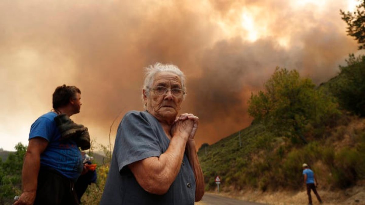 Fotografía del incendio, que fue portada en el DIARIO DE LEÓN en 2017 y ganó el premio nacional Antonio Mingote. JESÚS F. SALVADORES