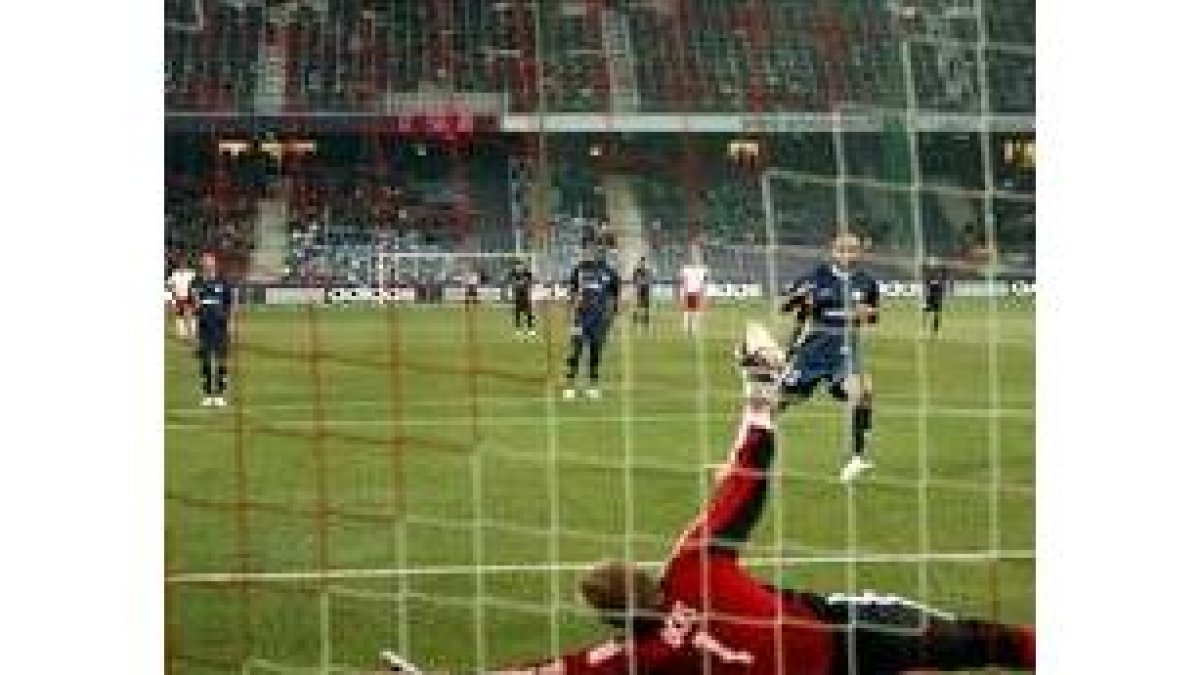 Kanouté logró, de penalti, el segundo gol del Sevilla frente al Salzburgo