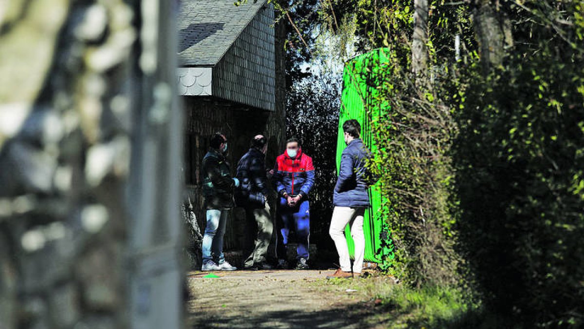 Los detenidos acuden al lugar de los hechos para la reconstrucción del crimen de Cembranos. F. Otero Perandones.