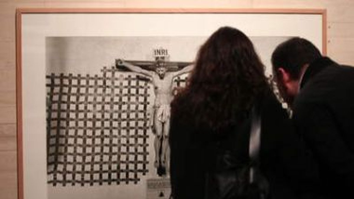 Dos visitantes contemplan una fotografía de la serie 'Desaparecidos', obra de Gervasio Sánchez.