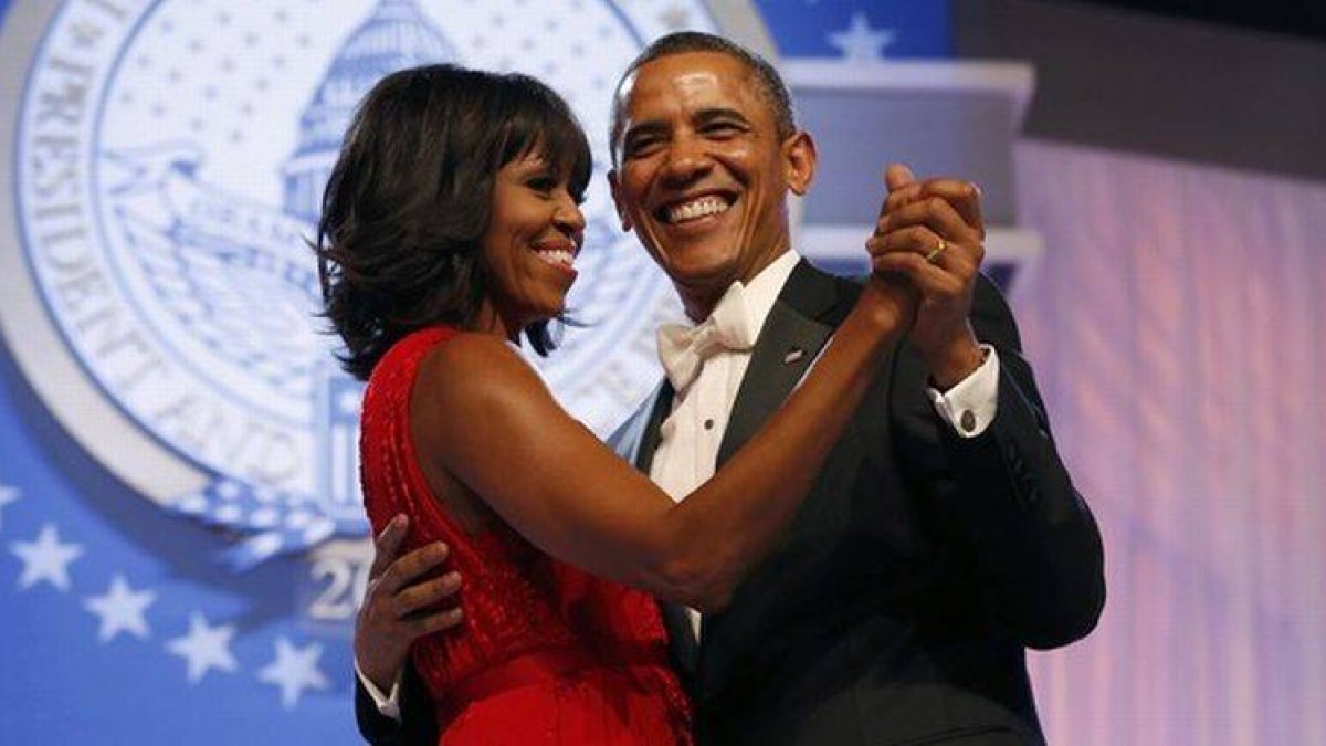Barack y Michelle Obama, durante el baile inaugural de una de las dos fiestas de investidura a las que asistió anoche el presidente.