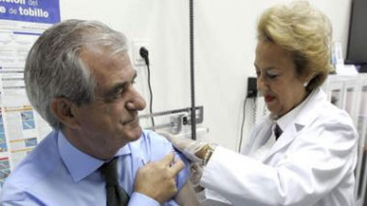 El consejero de Sanidad, Francisco Javier Álvarez Guisasola, se vacuna contra la gripe estacional.