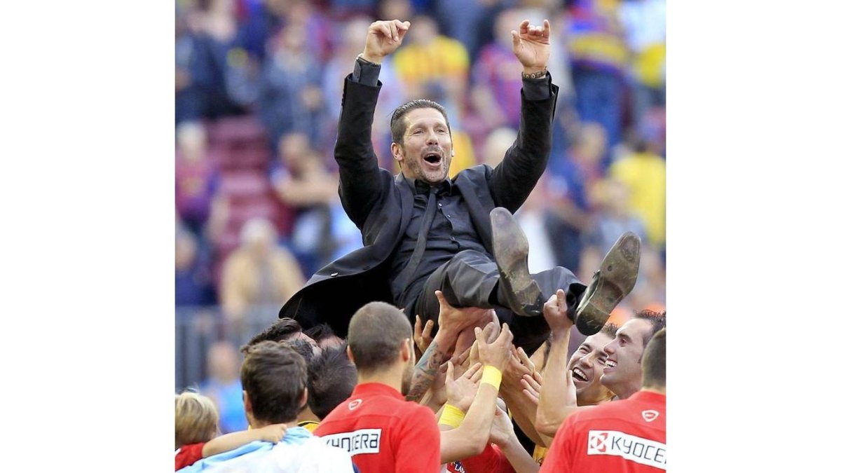 Los jugadores del Atlético de Madrid mantean an su entrenador, el argentino del Diego Simeone, tras lograr el equipo el título de la Liga de Primera División