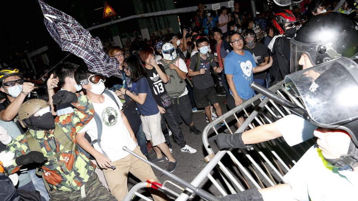 Manifestantes y policías se enfrentan en el centro de Hong Kong.