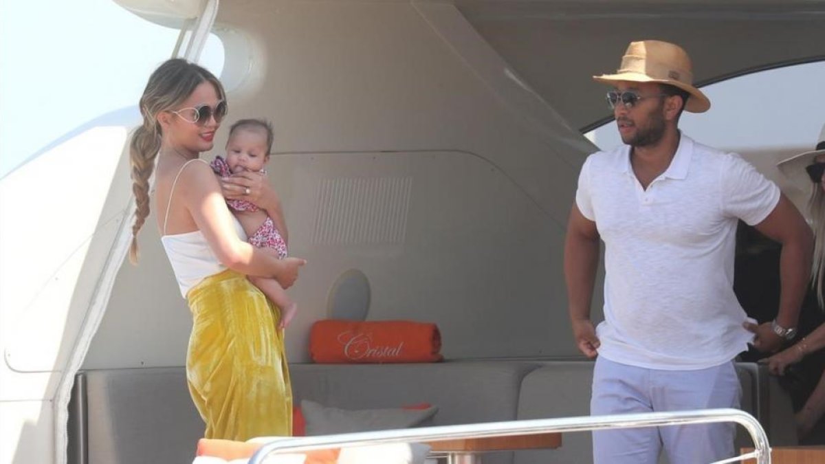 John Legend y Christy Teigen disfrutan de sus primeras vacaciones junto a su pequeña Luna Simone.