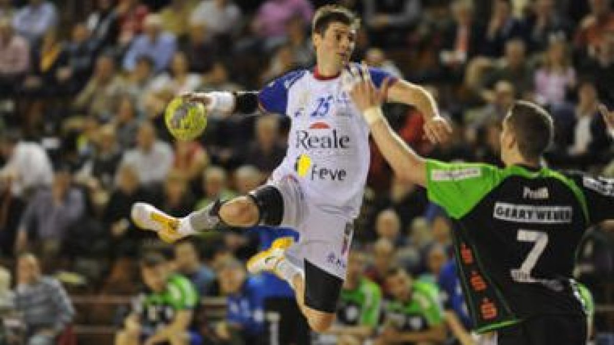 El central Dalibor Cutura hace un lanzamiento durante el partido del sábado contra el Lemgo.