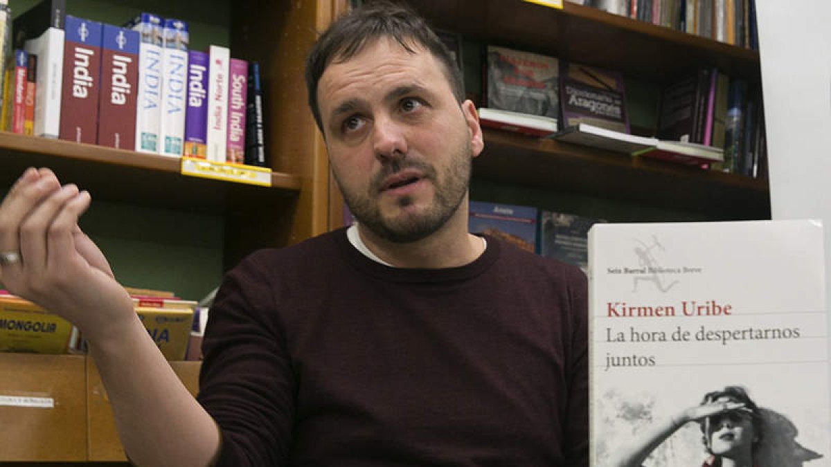En su nuevo título, el poeta y novelista  Kirmen Uribe abarca todo el siglo XX en Euskadi