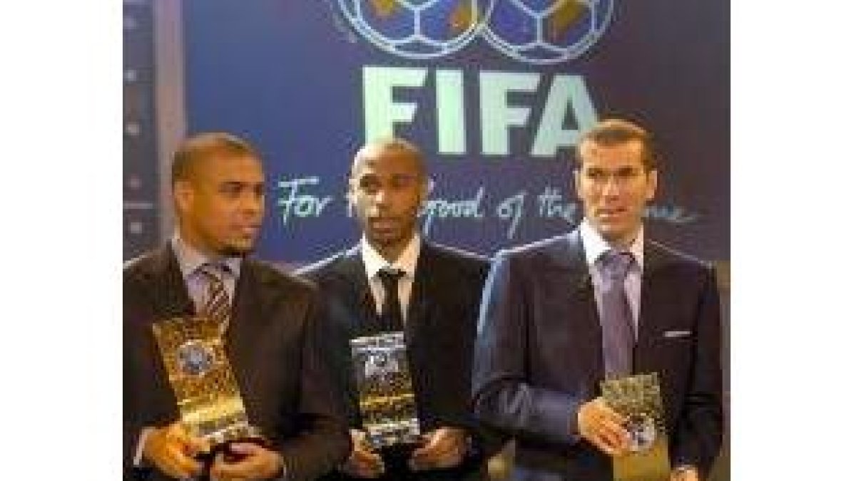 De izquierda a derecha, Ronaldo, Thierry Henry y Zidane posan con el galardón que les otorgó la Fifa