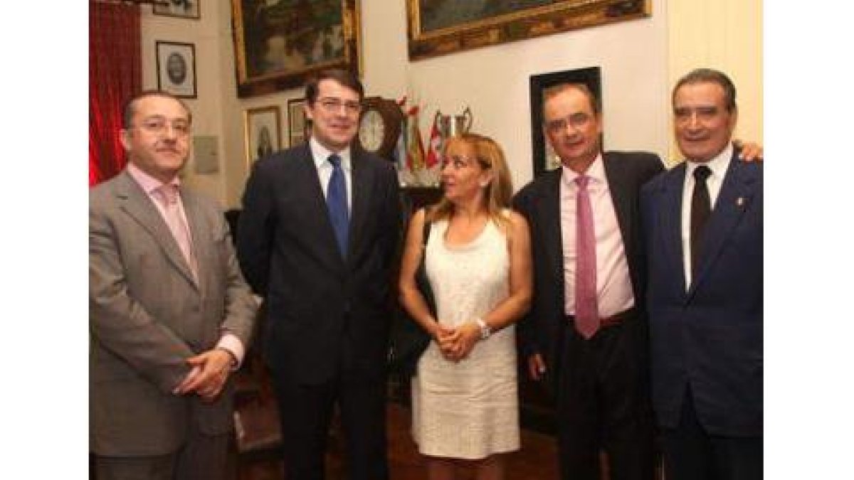 Carrasco sigue las explicaciones del presidente del Centro de la Región Leonesa en su visita