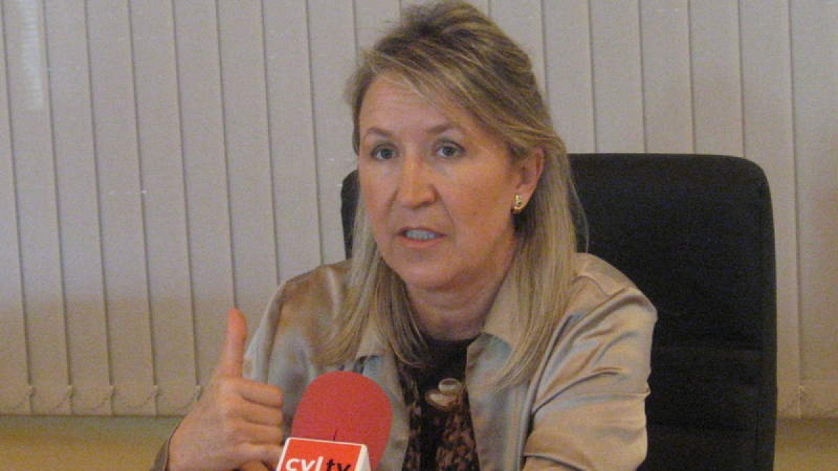 La alcaldesa de Garrafe de Torío, durante la rueda de prensa que ofreció ayer.