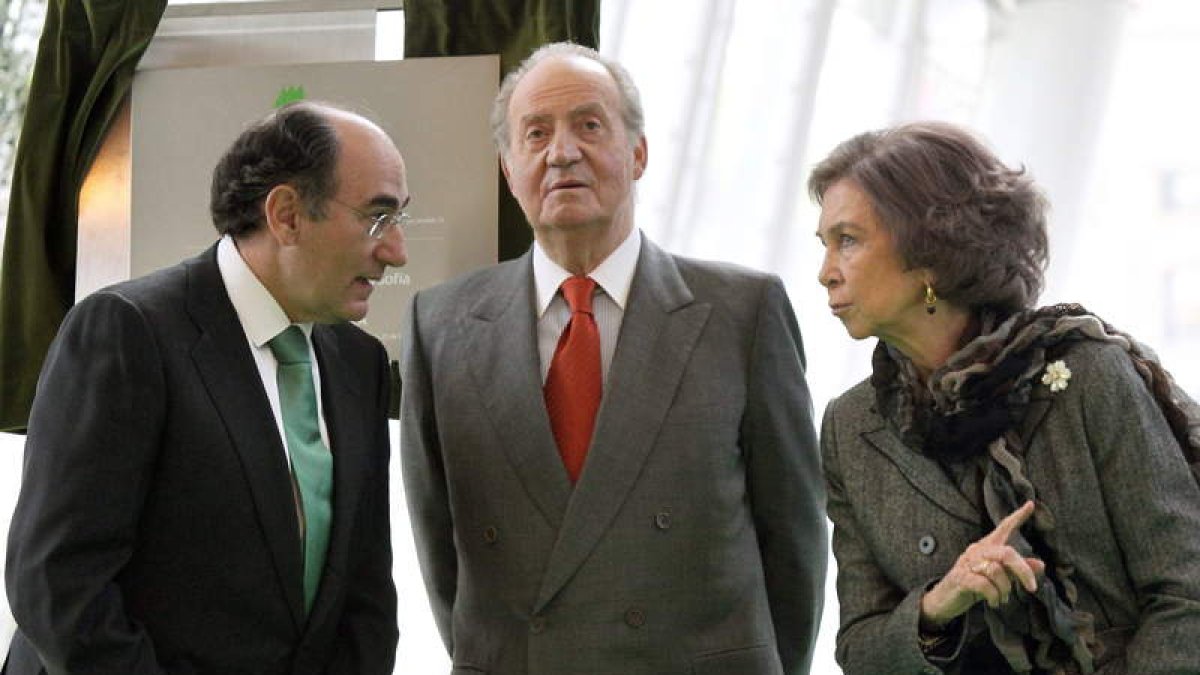 Los Reyes, junto al presidente de Iberdrola, Ignacio Sánchez Galán, ayer en Bilbao.