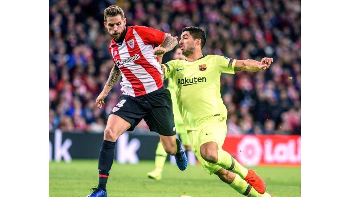 La defensa del Athletic impidió que Luis Suárez creara ocasiones de peligro sobre la meta defendida por Iago Herrerín. JAVIER ZORRILLA