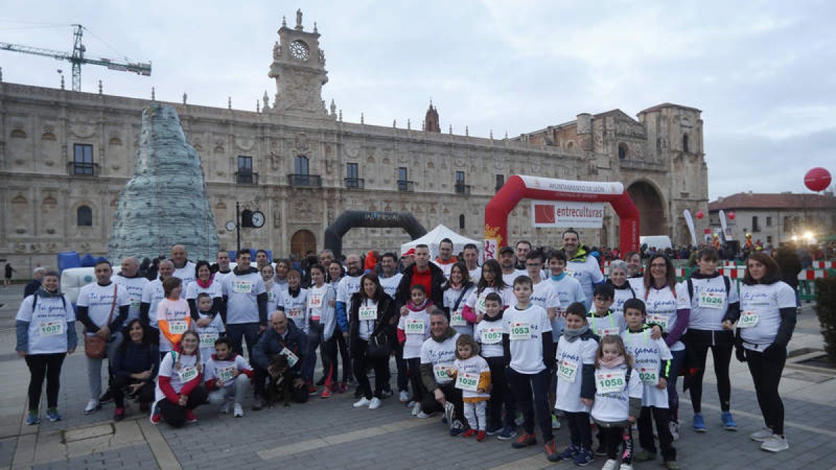 Grupo de corredores al inicio de la carrera en la Plaza de San Marcos.