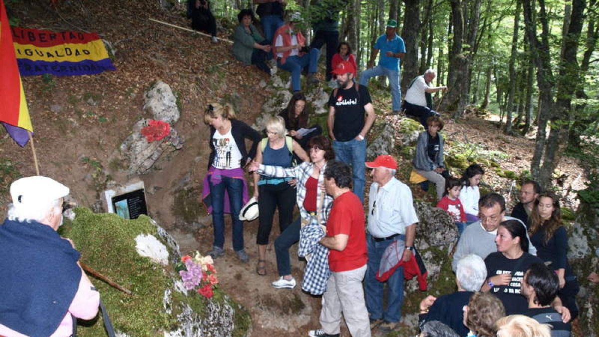 Uno momento del homenaje, en el Pozo Grajero, celebrado ayer en las proximidades de Lario.