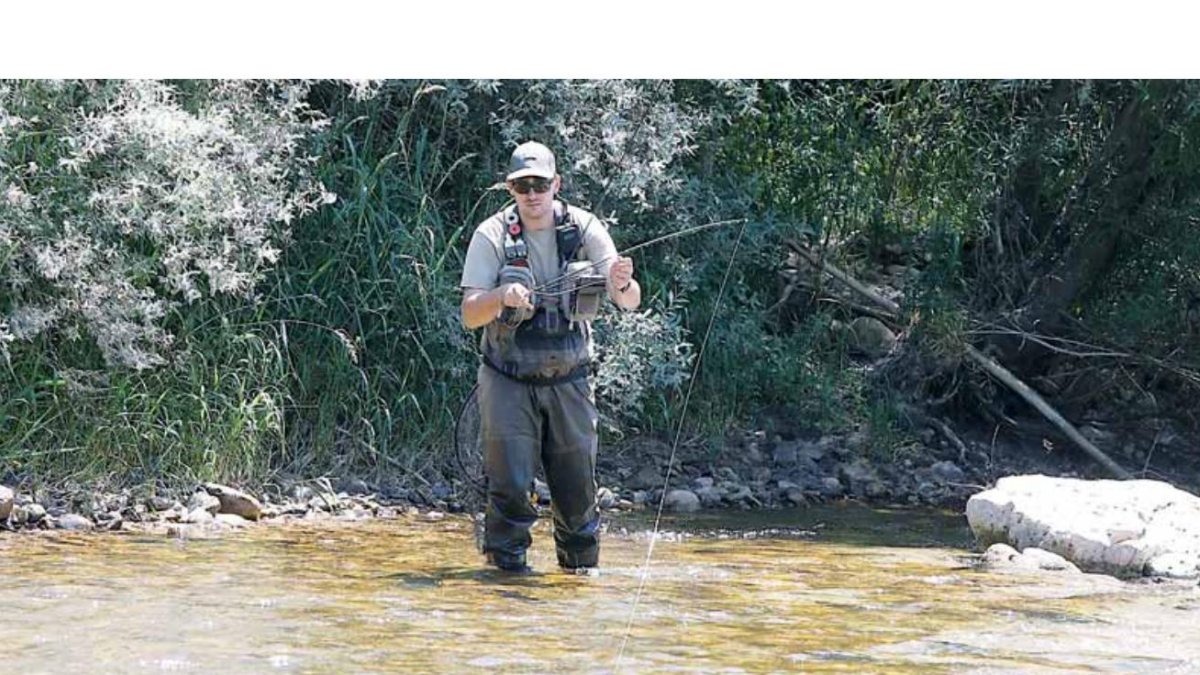 Las aguas de la provincia se llenan de pescadores que acechan a las truchas durante la temporada de pesca. MARCIANO PÉREZ