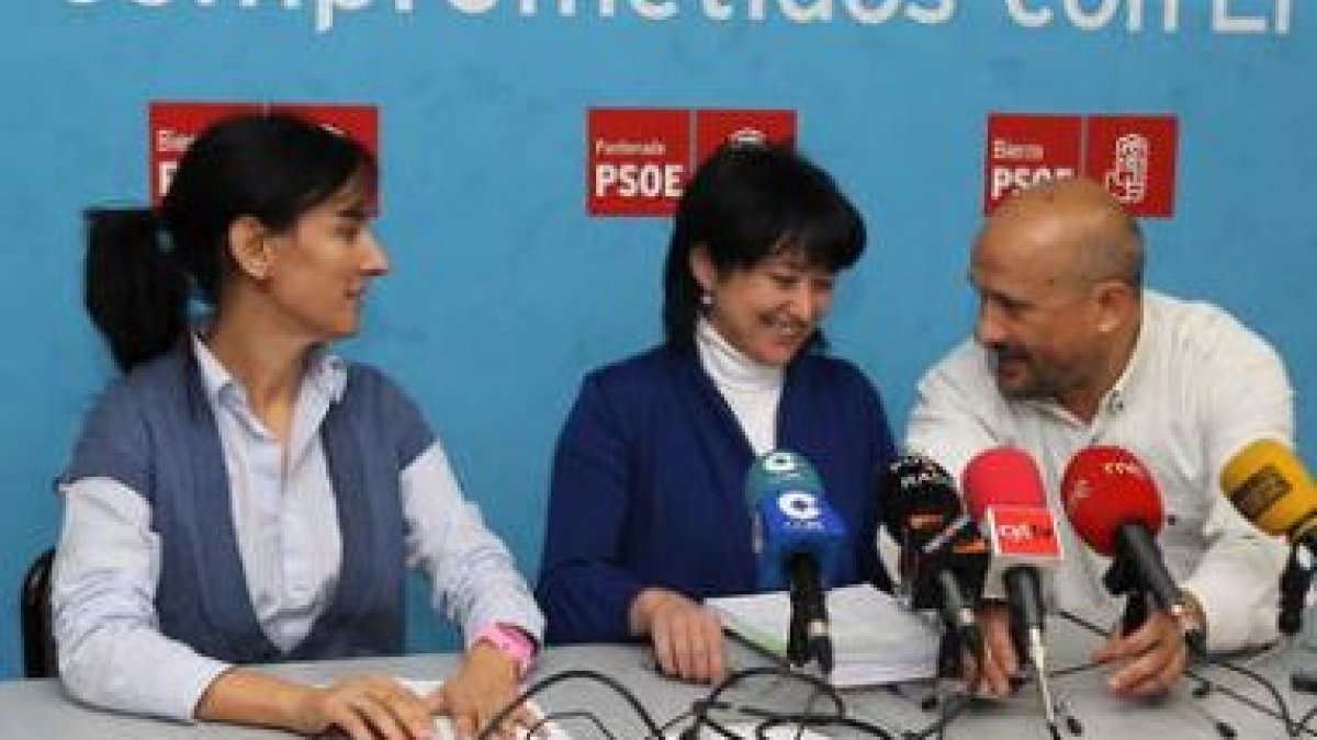 Belén Fernández, Ángela Marqués y Manuel Ángel Rey, ayer en la sede del PSOE.
