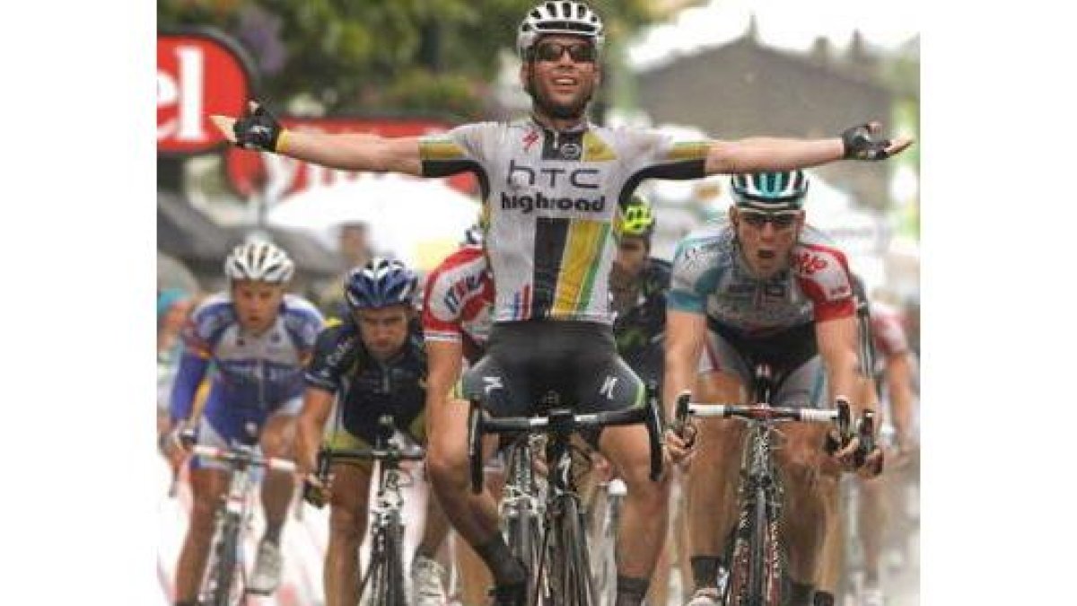 Mark Cavendish, del equipo HTC, celebra su victoria.