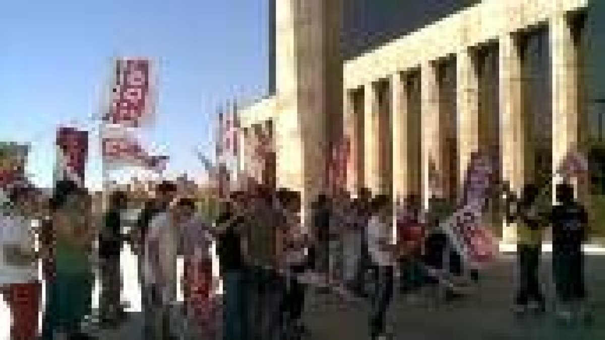 Los trabajadores forestales se manifestaron ayer frente a la sede de la Junta en León