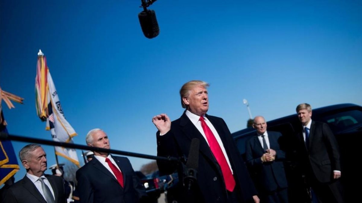 Trump habla a la prensa antes de presidir una reunión en el Pentágono.