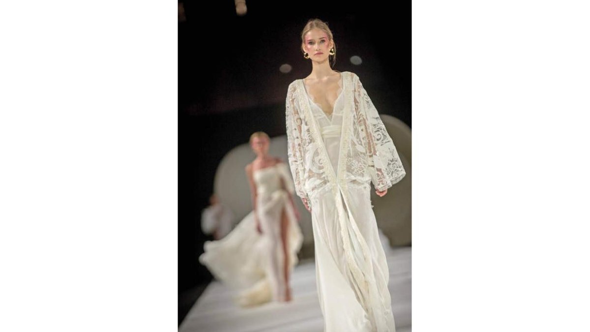 Una modelo desfila con un diseño de la colección Identity de la firma nupcial YolanCris, durante la Barcelona Bridal Fashion Week del pasado mes de abril.