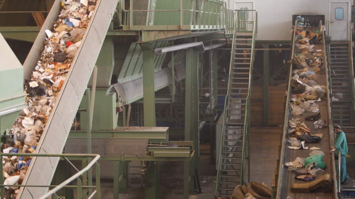 Imagen de las cintas de selección en la planta central del CTR en San Román de la Vega.