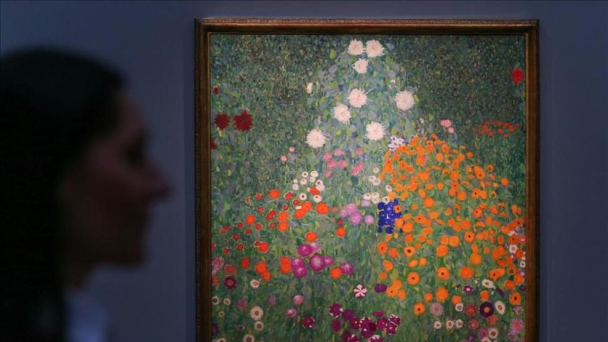 El cuadro de Klimt 'Buerngarten' (Jardín de flores), subastado en Sotheby's de Londres por 56 millones de euros.