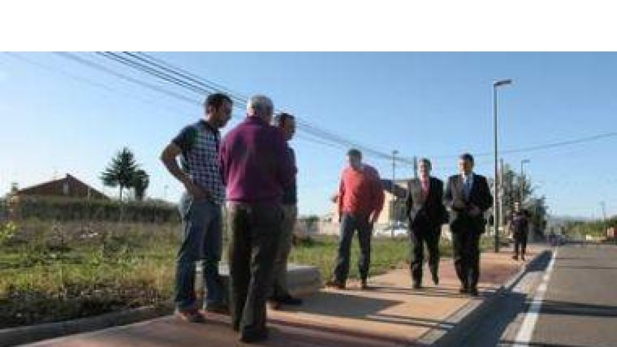El alcalde (derecha) paseó ayer por las nuevas aceras de la avenida del Ferrocarril de la pedanía de