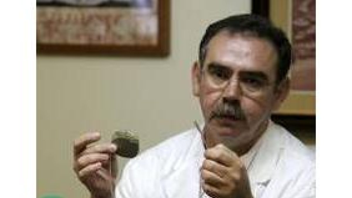 El doctor Juan Ignacio Santos muestra un electrodo