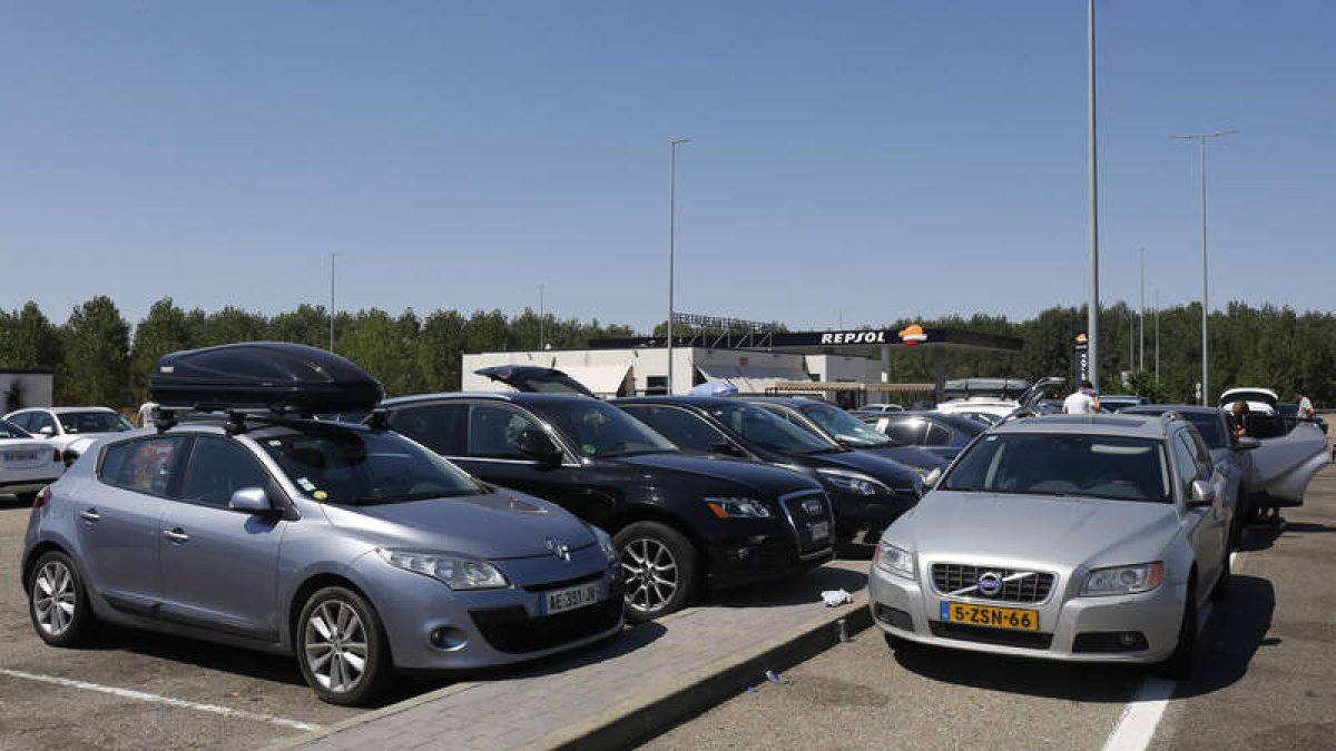Vehículos de placas de países europeos estacionados ayer en las áreas de servicio de Palanquinos. FERNANDO OTERO