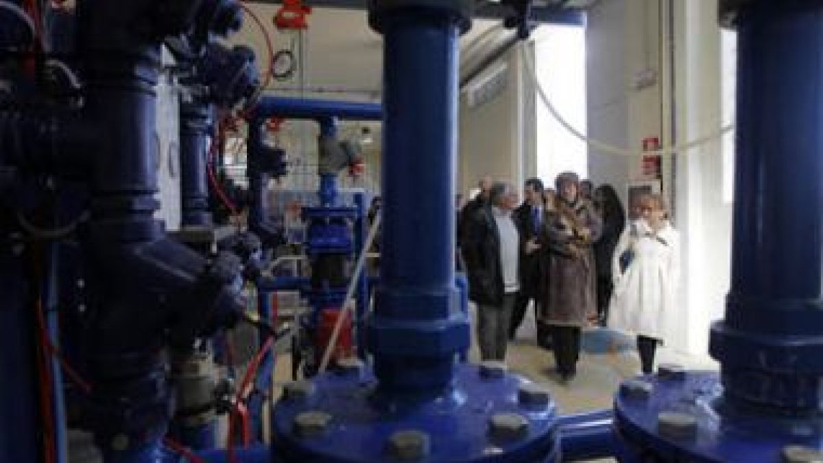 Las autoridades visitaron la planta de tratamiento de agua potable de Santa María del Páramo.