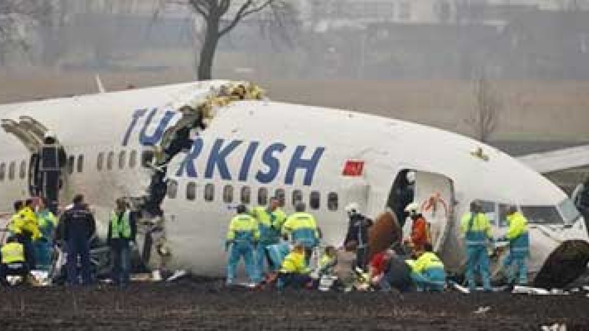 Tareas de rescate de los pasajeros de un avión de Turkish Airlines que se ha estrellado.