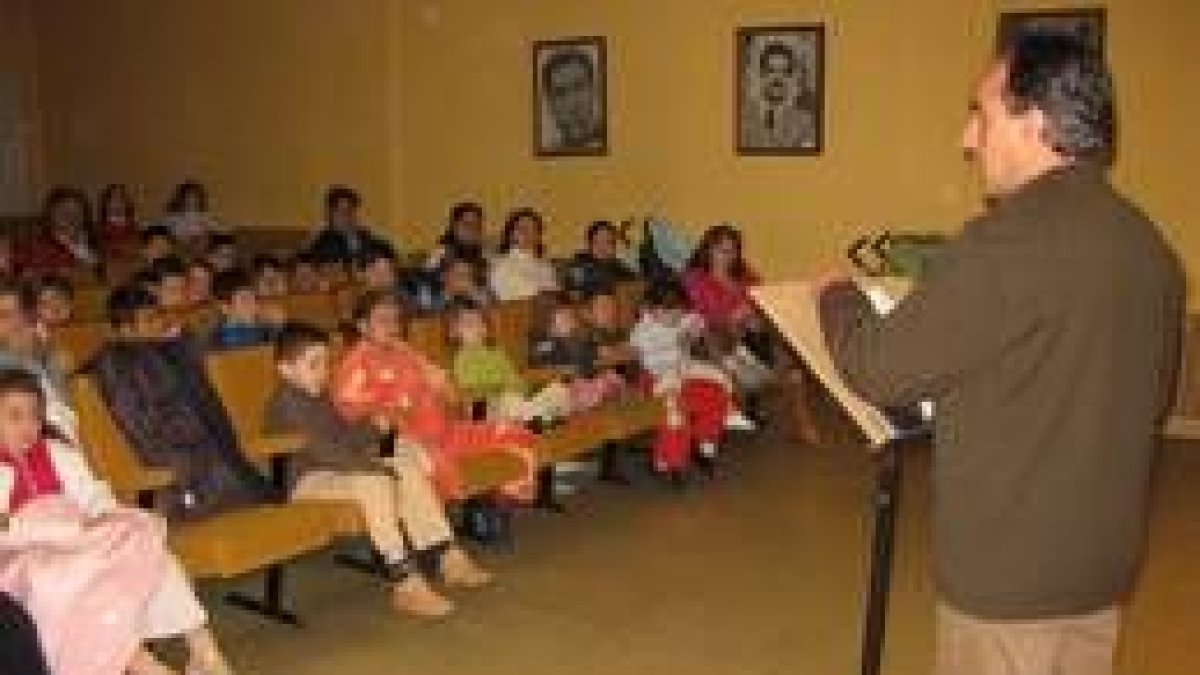 El alcalde leyendo su cuento a los niños durante el acto celebrado en la biblioteca