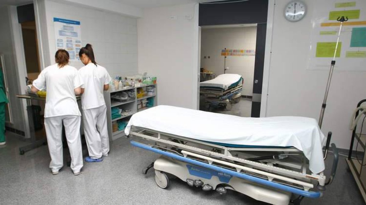 El Hospital del Bierzo ha aumentado en más del 20% su actividad en quirófano, pero la demanda obliga a derivar pacientes.