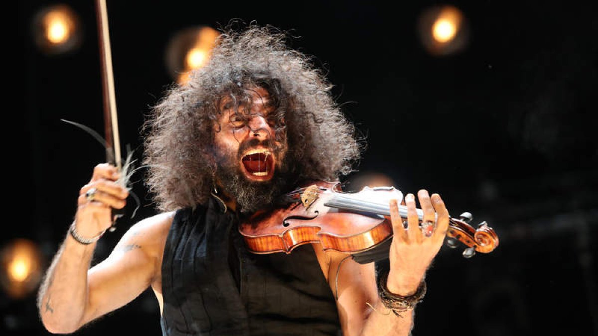 El virtuoso violinista, Ara Malikian, en su actuación en el Auditorio de Ponferrada en septiembre de 2018. L. DE LA MATA