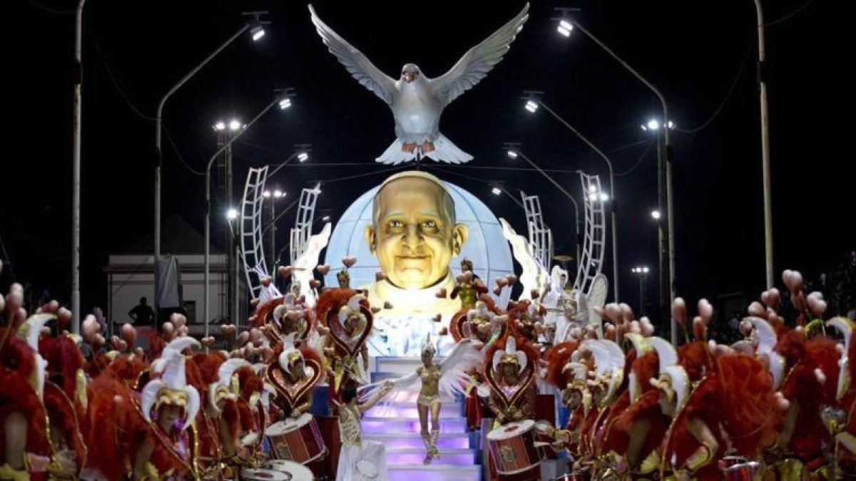 La escuela de samba Ara Yevi actúa en una carroza dedicada al papa Francisco durante el carnaval en Gualeguaychú, el 11 de enero del 2015.