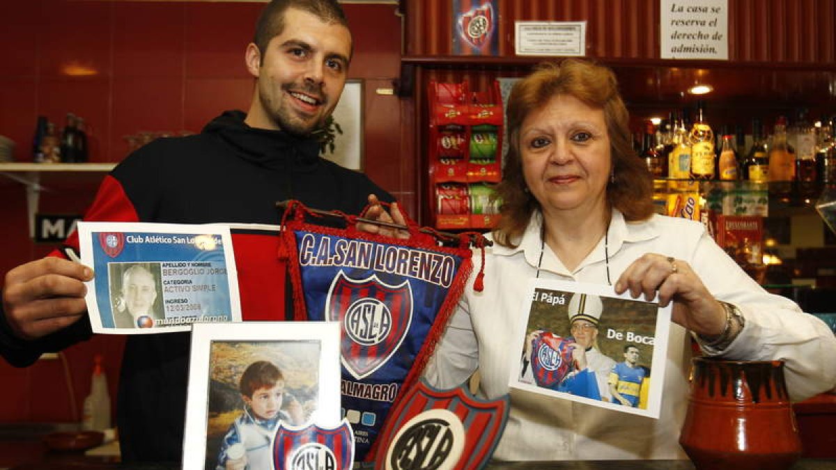 Ezequiel y su madre, Ana María, ayer, junto a fotos del San Lorenzo de Almagro y un retrato de Joaquín, su hijo, socio también del club.