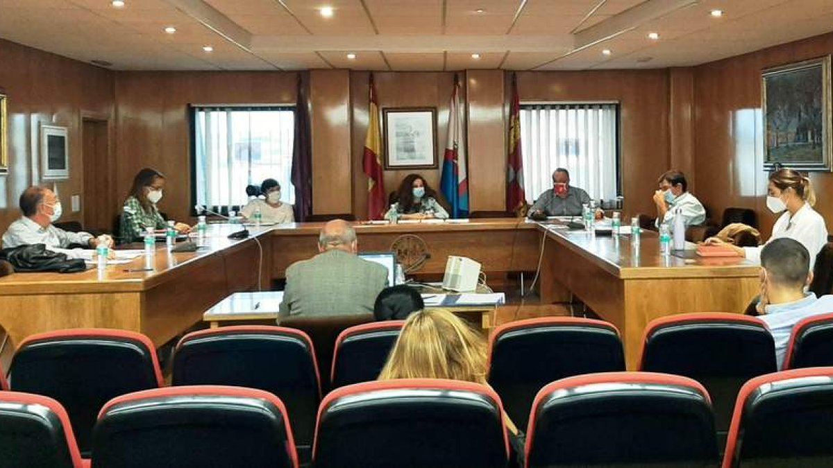 Imagen de la sesión plenaria celebrada ayer en el Ayuntamiento de Bembibre. CEBRONES