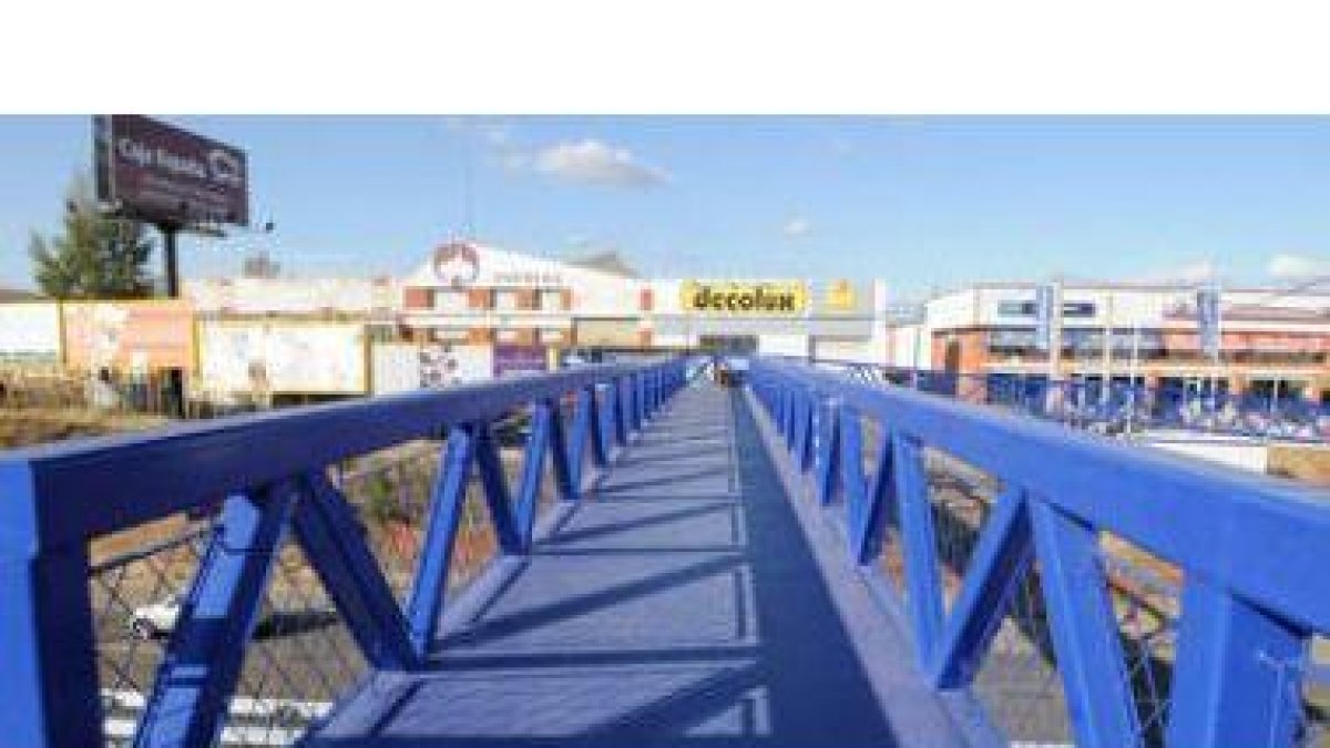 La pasarela peatonal cruza por encima de la carretera de Valladolid y da acceso al polígono