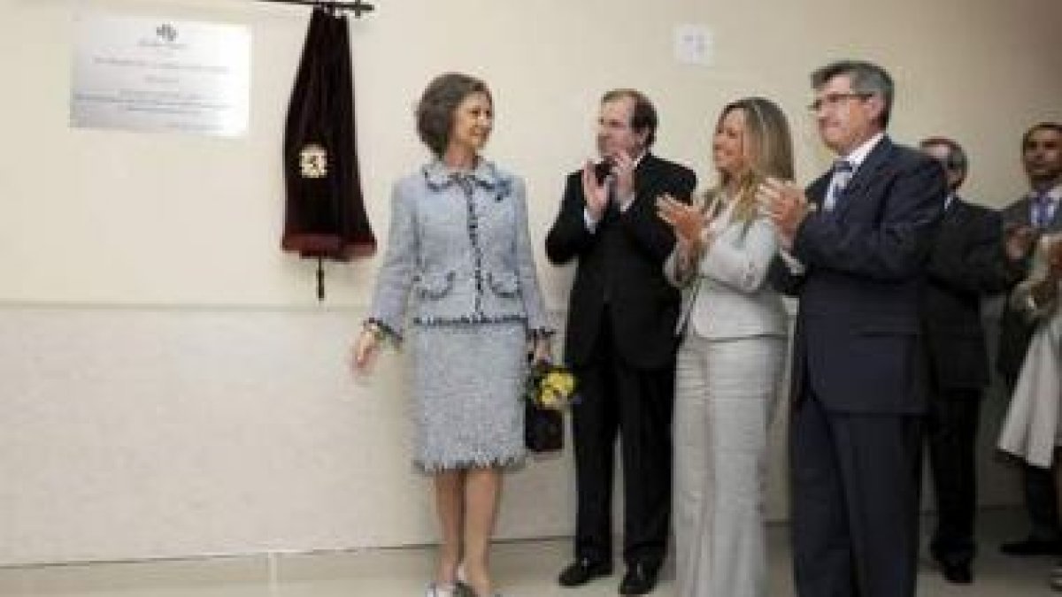 La Reina descubre la placa en presencia de Herrera, Trinidad JIménez y Francisco Fernández.