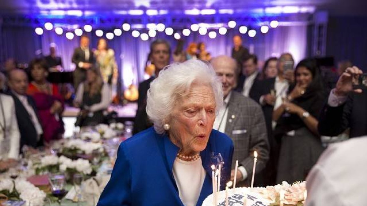 Barbara Bush sopla las velas de su 90 aniversario.