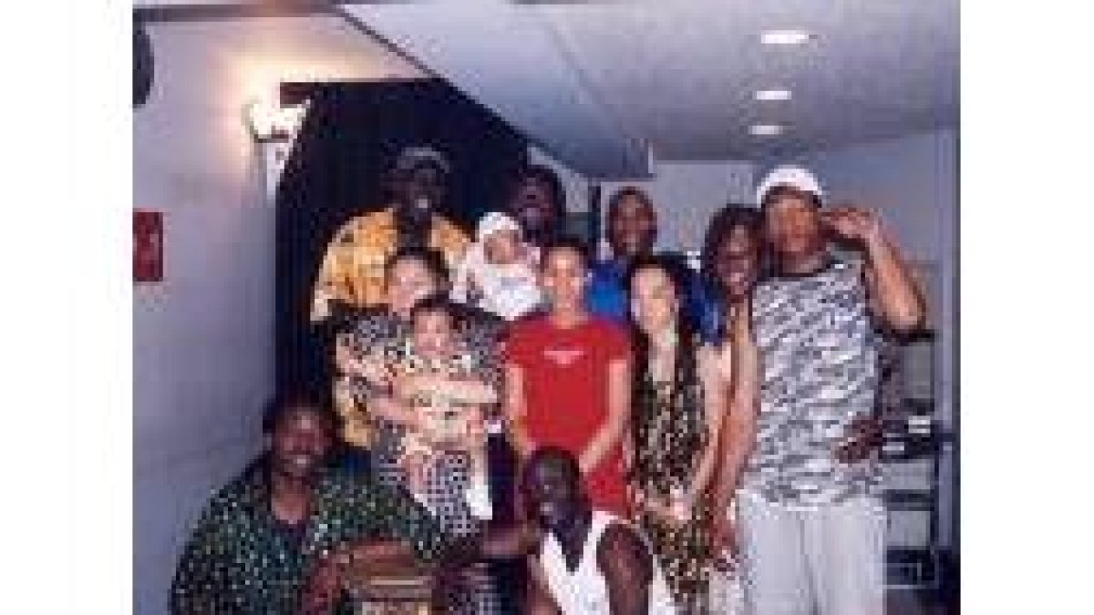El músico guineano con un grupo de fans en uno de sus conciertos