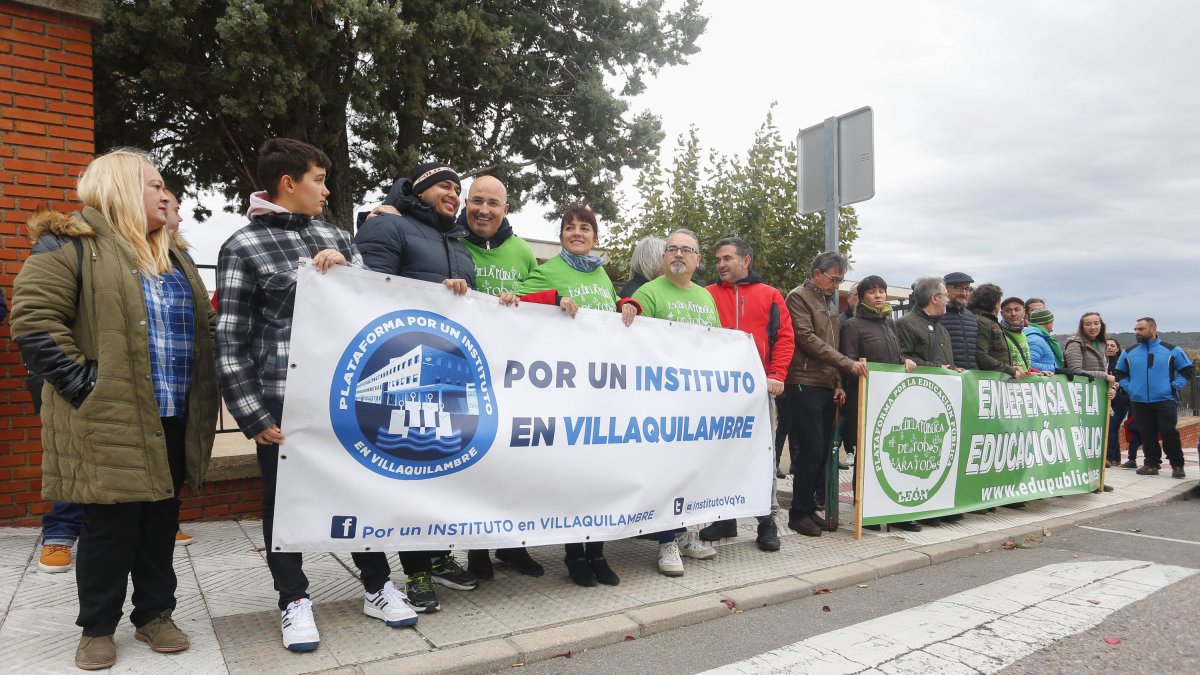 La plataforma ‘Por un Instituto en Villaquilambre’ se concentra a las puertas del Colegio ‘Villa Romana’ de Navatejera para reclamar un Instituto de Educación Secundaria y Bachillerato en Villaquilambre. CARLOS S. CAMPILLO