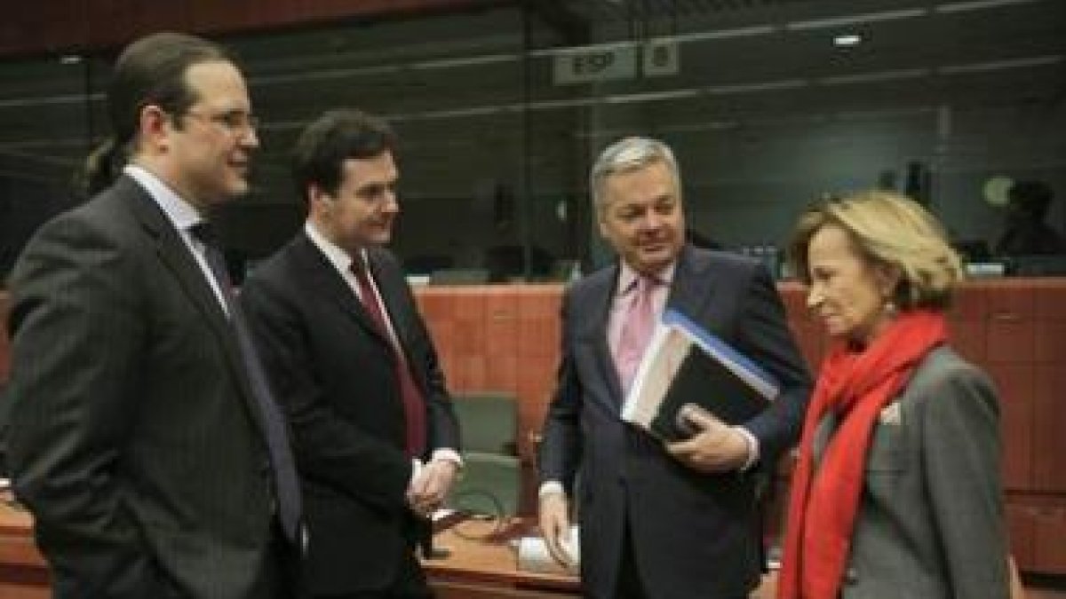 Anders Borg, George Osborne, Didier Reynders y Salgado charlan antes de una reunión.