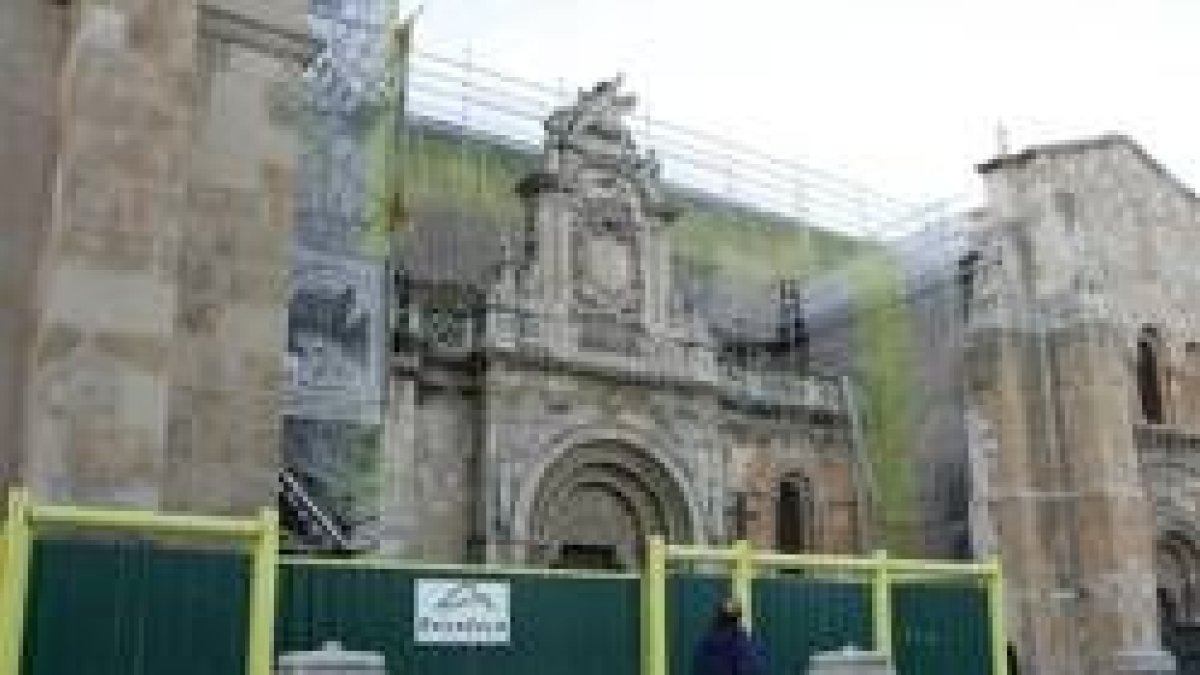 Los andamios llegan a la basílica de San Isidoro para las obras de restauración del tejado