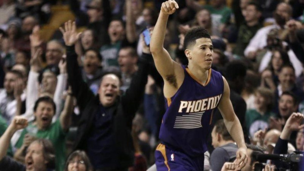 Devin Booker, de los Suns, durante su actuación mágica.