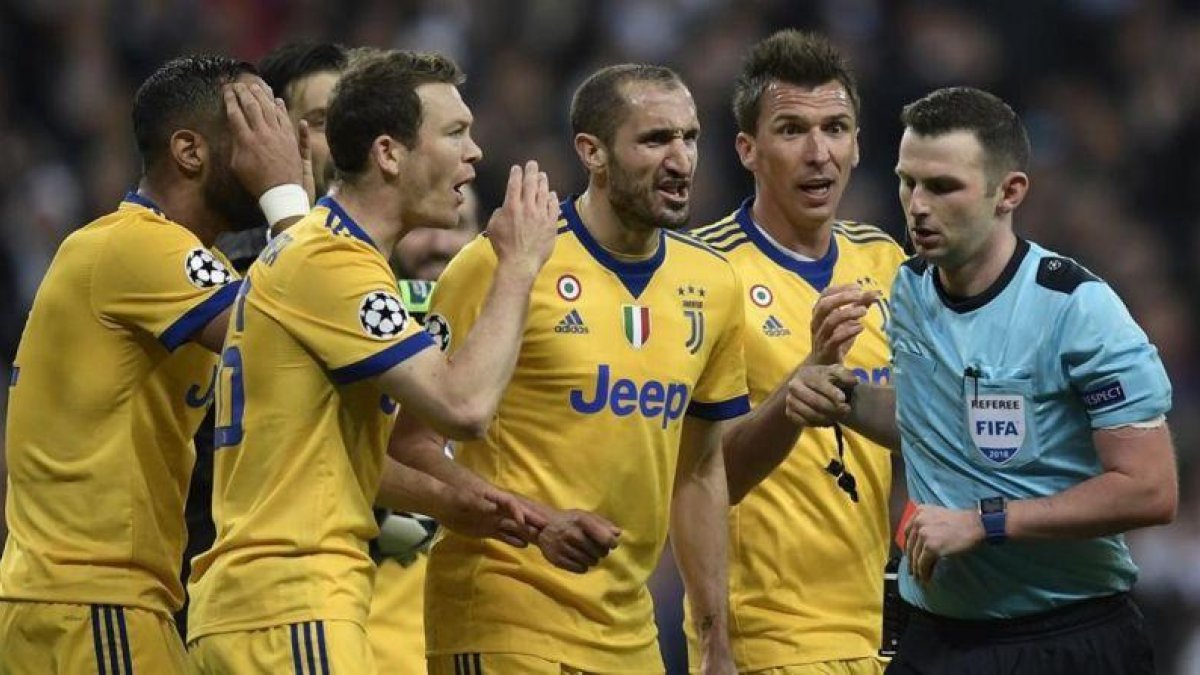 Los jugadores de la Juventus rodean al árbitro tras el polémico penalti.